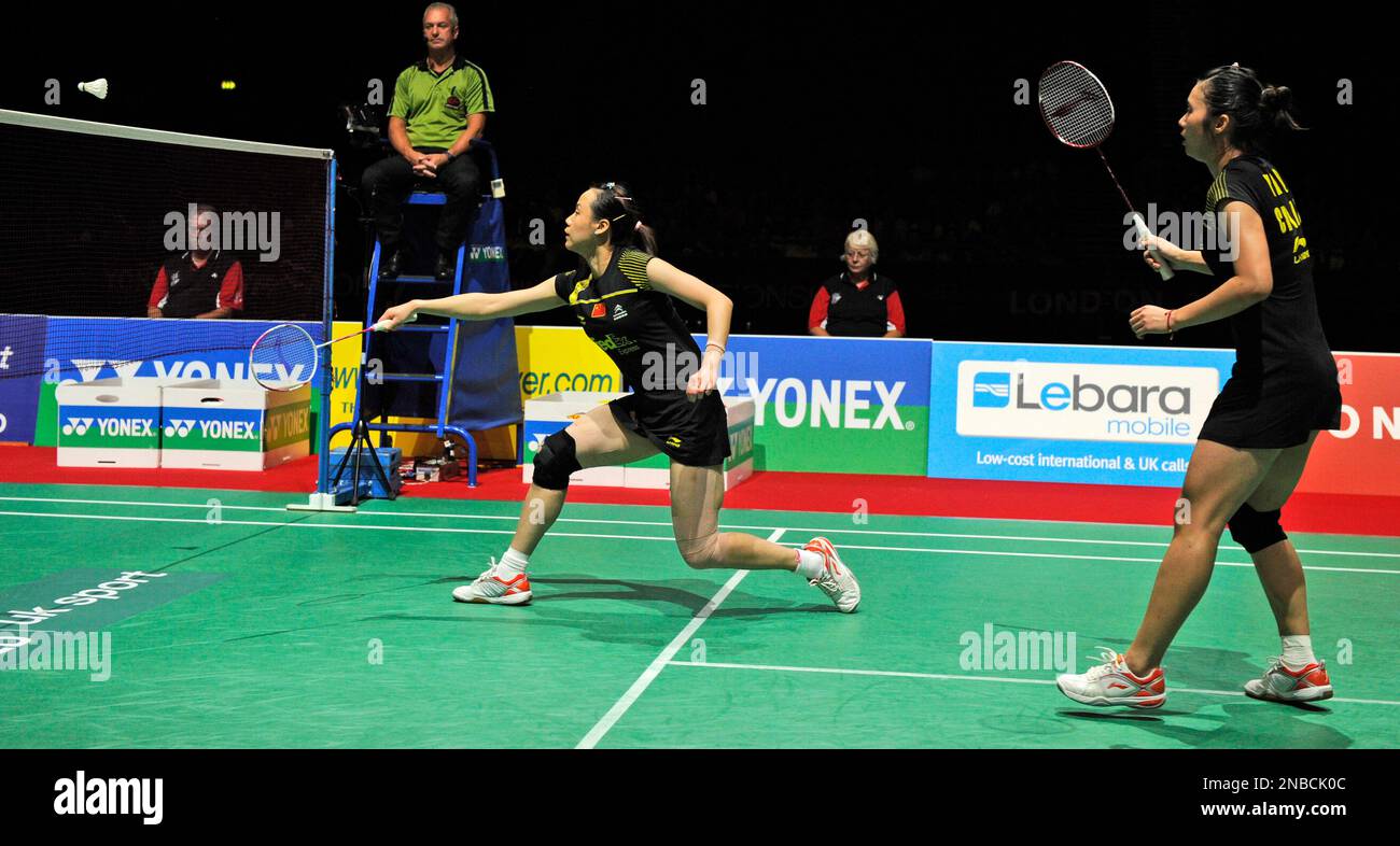 China's Qing Tian and Yunlei Zhao, left, returns a shot to India's Jwala Gutta and Ashwini Ponnappa during their match at the World Badminton Championships at Wembley Arena, London, Saturday, Aug. 13, 2011. The championships are an unofficial testing event for the London Olympics. (AP Photo/Tom Hevezi) Banque D'Images