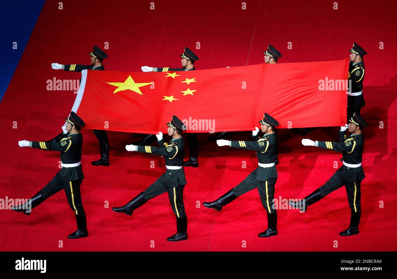 Chinese soldeirs carry their national flag before it is raised during the opening ceremony of the 26th Universiade games at Shenzhen Bay Sports Center in Shenzhen, China, Friday, Aug. 12, 2011. (AP Photo/Vincent Yu) Banque D'Images