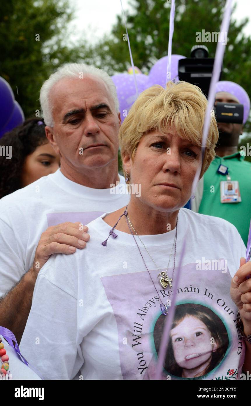 Cindy Anthony, center, is comforted by Anthony, behind her(00)