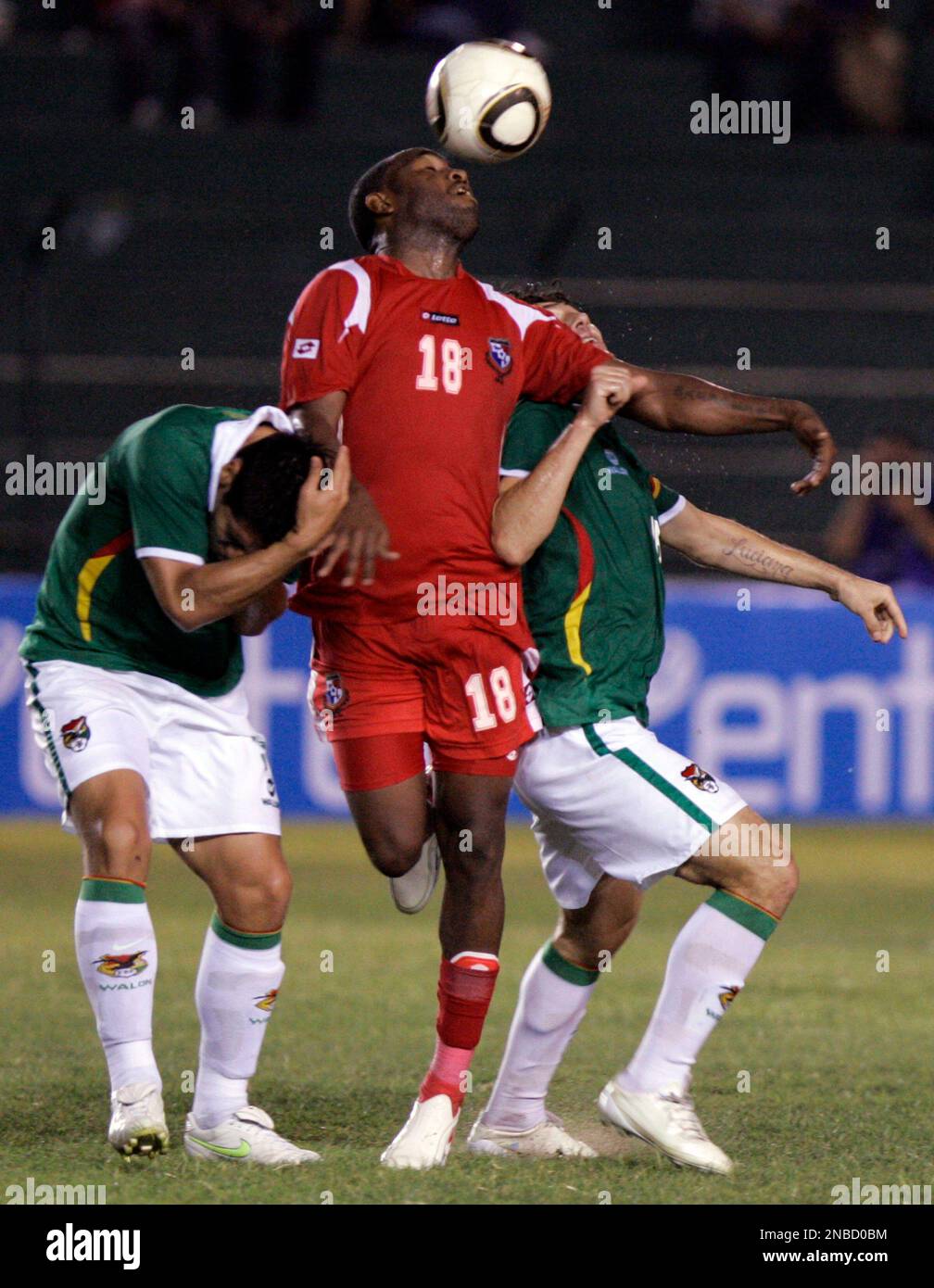 Panama's Luis Tejada, center, fights for the ball with Bolivia's Luis Gutierrez, left, and Bolivia's Ronal Raldez during a friendly soccer match in Santa Cruz, Bolivia, Wednesday, Aug. 10, 2011. (AP Photo/Juan Karita) Banque D'Images