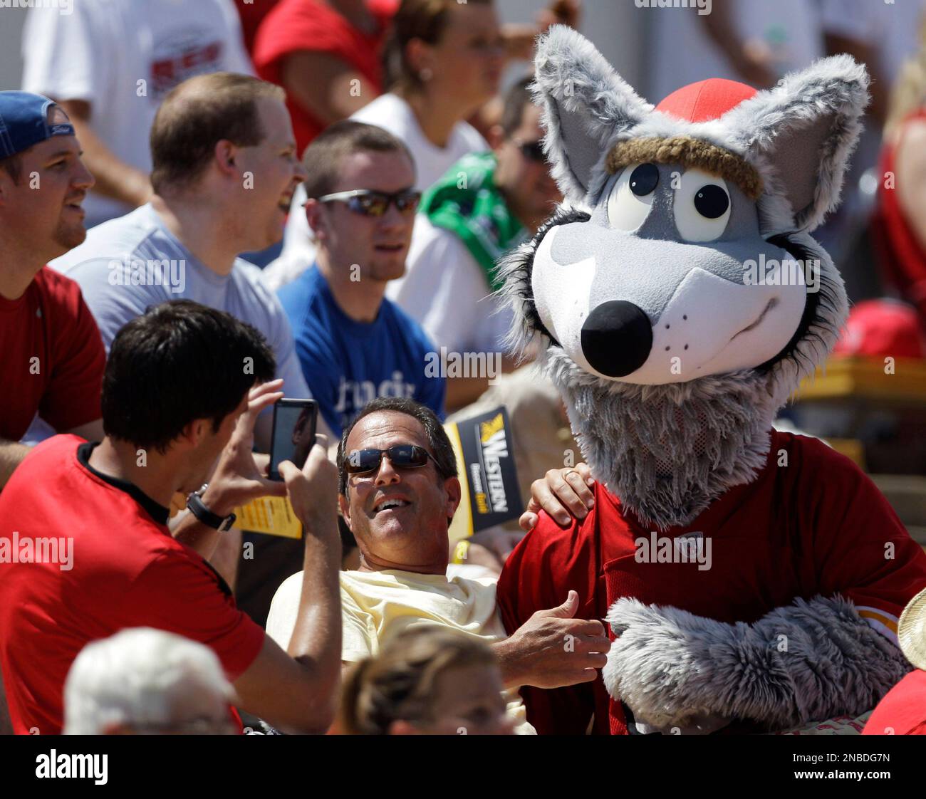 Kansas City Chiefs mascot KC Wolf poses for a photograph with fans during NFL football training camp in St Joseph, Mo., Saturday, Aug. 6, 2011. (AP Photo/Orlin Wagner) Banque D'Images