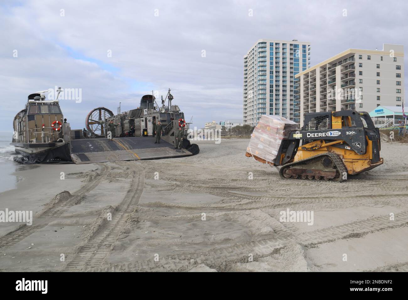 230209-N-MN133-7953 MYRTLE BEACH, S. C. (9 février 2023) — les marins affectés au service d'approvisionnement du navire d'atterrissage de la classe Harpers Ferry USS carter Hall (LSD 50) coordonnent le réapprovisionnement en nourriture pour carter Hall. Sous la direction du président des États-Unis et avec le plein appui du gouvernement du Canada, les avions de chasse américains sous la direction des États-Unis L'autorité du Commandement du Nord a engagé et fait descendre un ballon de surveillance à haute altitude dans l'espace aérien souverain des États-Unis et au-dessus des eaux territoriales des États-Unis le 4 février 2023. Service actif, Réserve, Garde nationale et personnel civil pla Banque D'Images