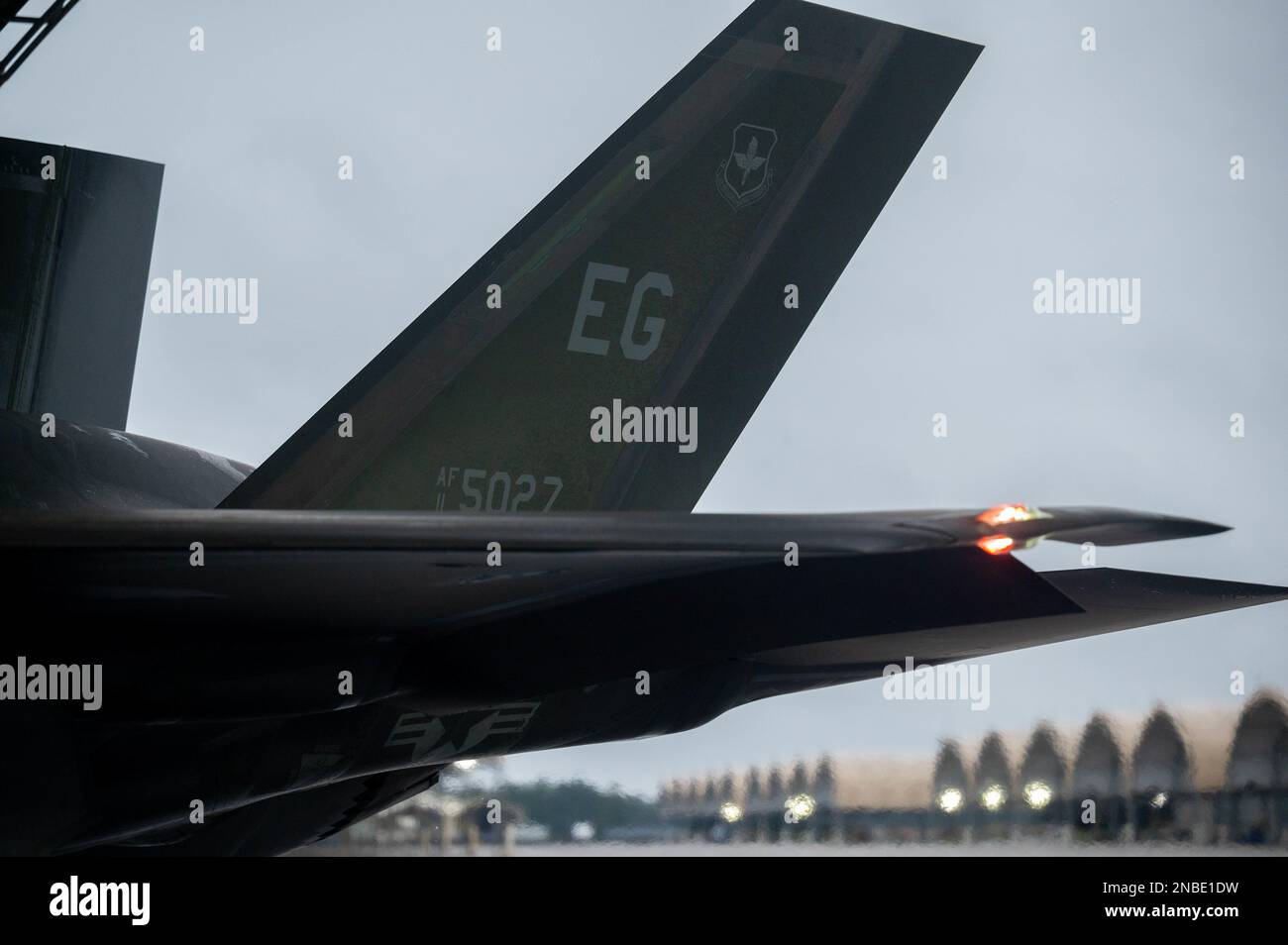 Un F-35A Lightning II avec le 60th Fighter Squadron, 33rd Fighter Wing, se prépare pour le décollage à la base aérienne d'Eglin, en Floride, le 11 février 2023. Le 60th FS se rend à la Naval Air Station Key West, en Floride, pour profiter des conditions météorologiques optimales, se concentrer sur la mission d'entraînement, s'entraîner dans un nouvel environnement et construire la camaraderie dans les unités. (É.-U. Photo de la Force aérienne par le Senior Airman Leandra Garcia) Banque D'Images