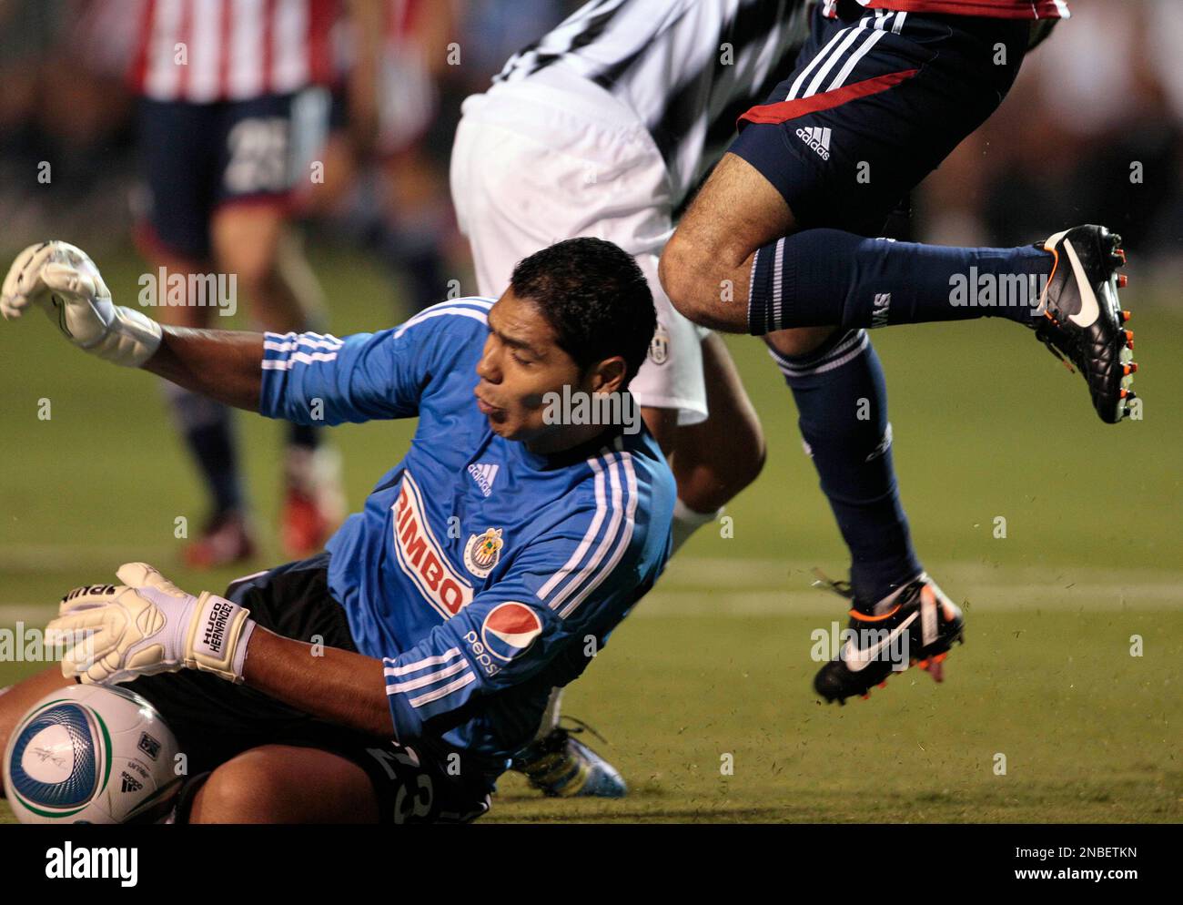 Chivas Guadalajara's goalkeeper Victor Hugo Hernandez makes a save against Juventus during the second half of a World Football Challenge soccer match in Raleigh, N.C., Thursday, July 28, 2011. Juventus won 1-0. (AP Photo/Gerry Broome) Banque D'Images