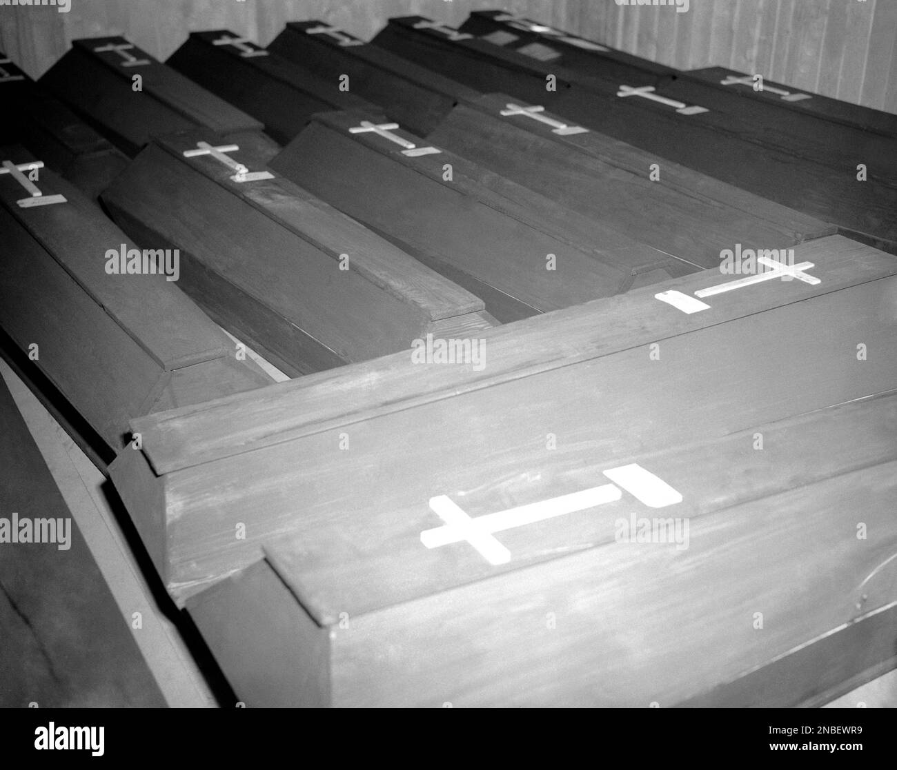 These coffins contain bodies of Nazis executed at Landsberg, Germany on May 28, 1946, in the first day of a two-day mass execution of 28 persons convicted last December of killing thousands of innocent victims by medical experiments, unleashing of hungry dogs, sadistic tortures, and malnutrition at Dachau concentration camp. Fourteen executions were carried out each day. (AP Photo/Robert Clover) Banque D'Images
