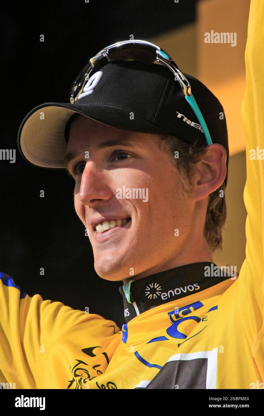 New overall leader Andy Schleck of Luxembourg celebrates on the podium of the 19th stage of the Tour de France cycling race over 109.5 kilometers (86 miles) starting in Modane Valfrejus and finishing on Alpe d'Huez, Alps region, France, Friday July 22, 2011. (AP Photo/Laurent Rebours) Banque D'Images