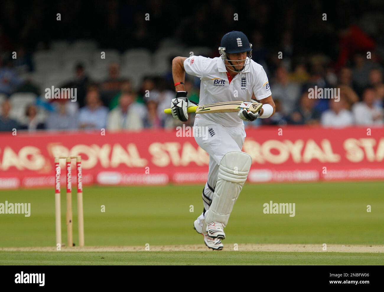 England's Kevin Pietersen, makes a run off the bowling of India's Zaheer Khan during the first day of the first Test at Lord's Cricket ground in London, Thursday, July 21, 2011. (AP Photo/Alastair Grant) Banque D'Images