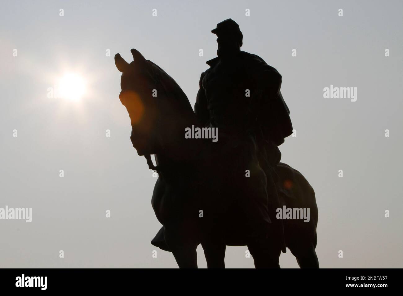 The sun rises behind a statue of Confederate General Stonewall Jackson as Civil War re-enactors prepare to participate in the First Battle of Manassas 150th Anniversary Commemorative ceremony at the Manassas National Battlefield Park in Mannassas, Va., Thursday, July 21, 2011. Thursday marks the 150th anniversary of the first major battle of the Civil War. (AP Photo/Steve Helber) Banque D'Images