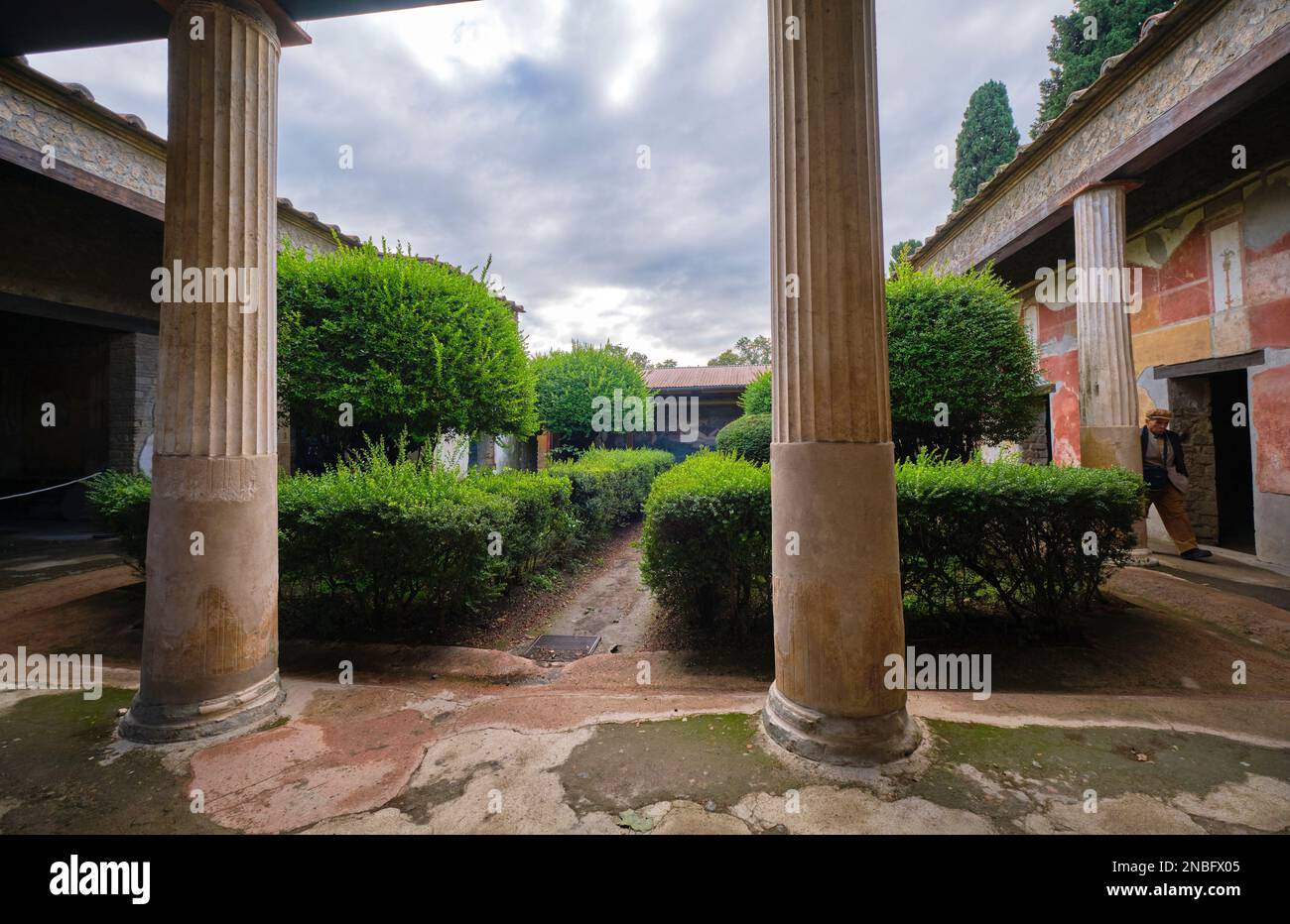 La vue sur le jardin verdoyant et verdoyant vers la fresque de Vénus à la villa Praedia di Giulia Felice. Au parc archéologique de Pompéi, près de Naples, en Italie. Banque D'Images