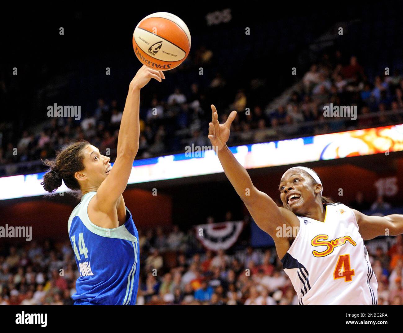 Connecticut Sun's Danielle McCray, right, reaches for a rebound against New York Liberty's Nicole Powell during the first half of a WNBA basketball game in Uncasville, Conn., on Tuesday, July 19, 2011. (AP Photo/Fred Beckham) Banque D'Images