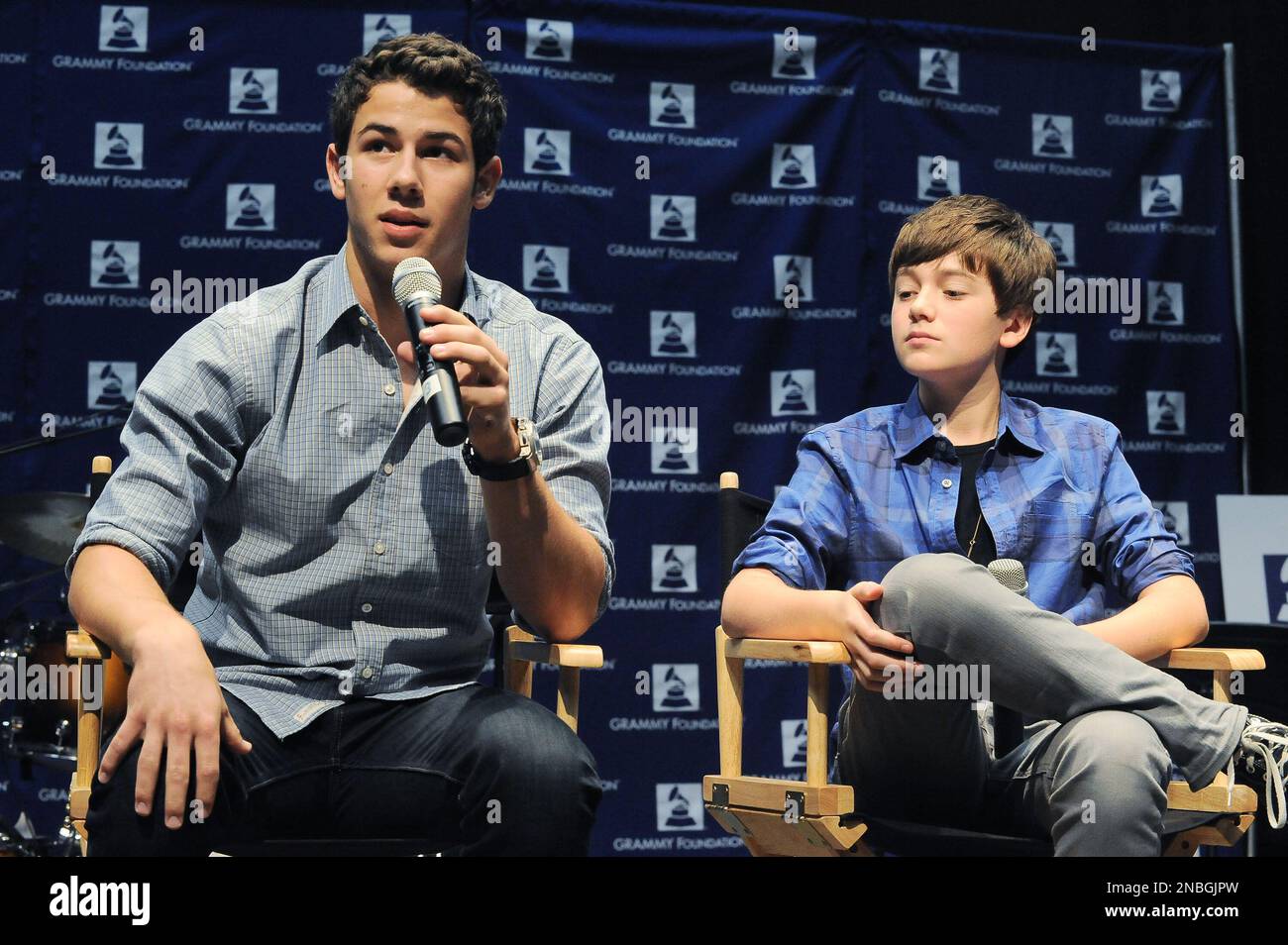 Nick Jonas, at left, and Grayson Chance speak at the 7th Annual GRAMMY Camp on Thursday July 14, 2011 at The University of Southern California campus in Los Angeles. GRAMMY Camp offers selected high school students a ten-day overnight music camp focusing on all aspects of commercial music. (AP Photo/Katy Winn) Banque D'Images