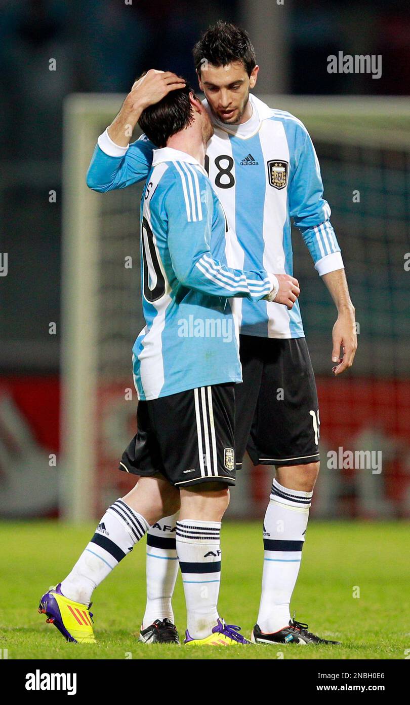 Argentina's Javier Pastore, right, greets Argentina's Lionel Messi at the end of a Copa America group A soccer match against Costa Rica in Cordoba, Argentina, Monday, July 11, 2011. Argentina won 3-0. (AP Photo/Victor R. Caivano) Banque D'Images