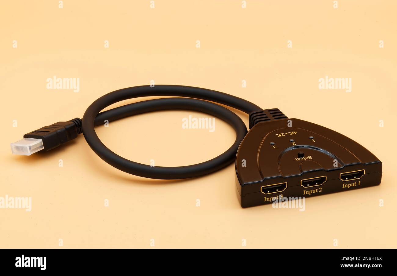 Commutateur HDMI compact isolé sur fond jaune Banque D'Images