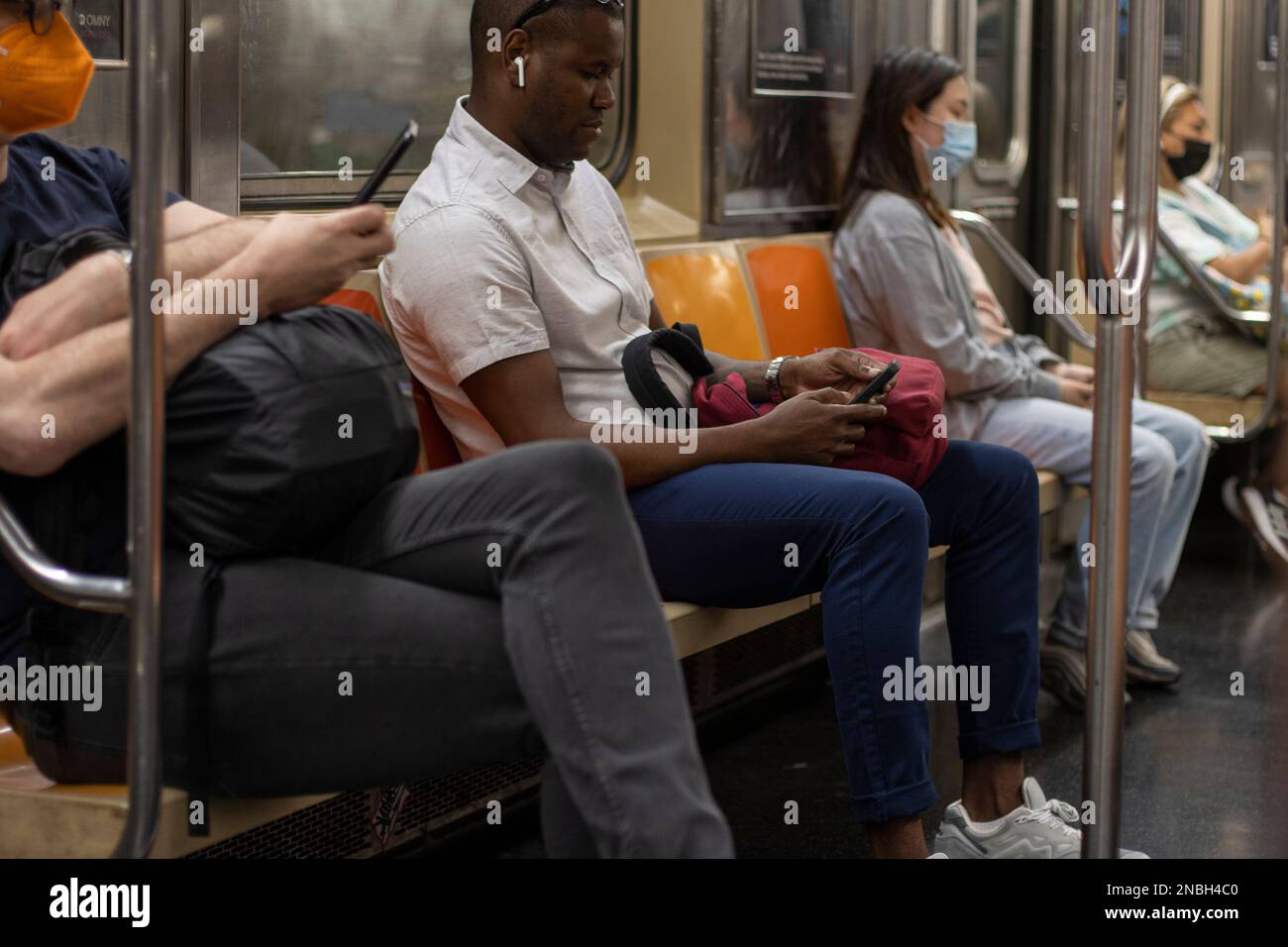 Les passagers utilisent leur téléphone portable dans un métro à New York vendredi, 8 juillet 2022. Banque D'Images