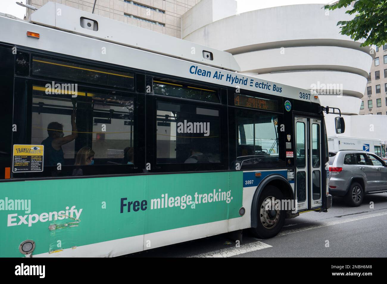 Un bus électrique hybride à air pur est vu à l'extérieur du musée Guggenheim, dans l'Upper East Side de Manhattan, à New York, vendredi, 8 juillet 2022. Banque D'Images