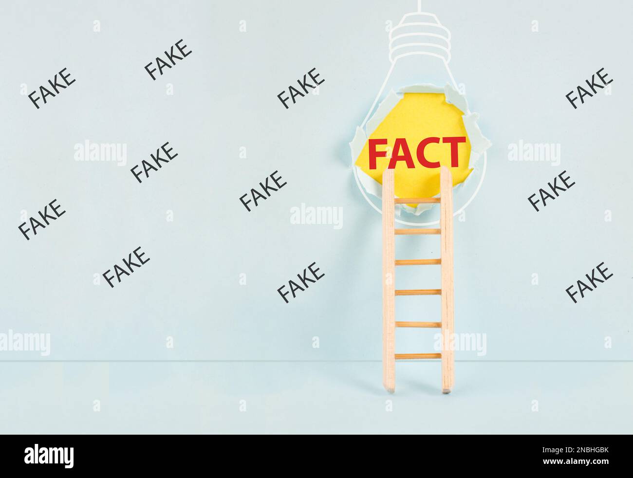 L'échelle au trou dans le mur avec le mot fait, entouré par les fausses nouvelles, la propagande et la théorie du complot, les médias et la question de manipulation Banque D'Images