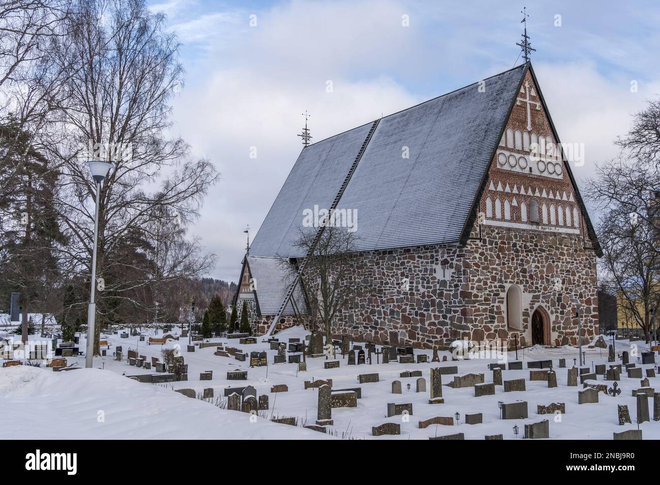 Église médiévale en pierre (église Hollola) et cimetière en hiver. Hollola, Finlande. 7 février 2022. Banque D'Images