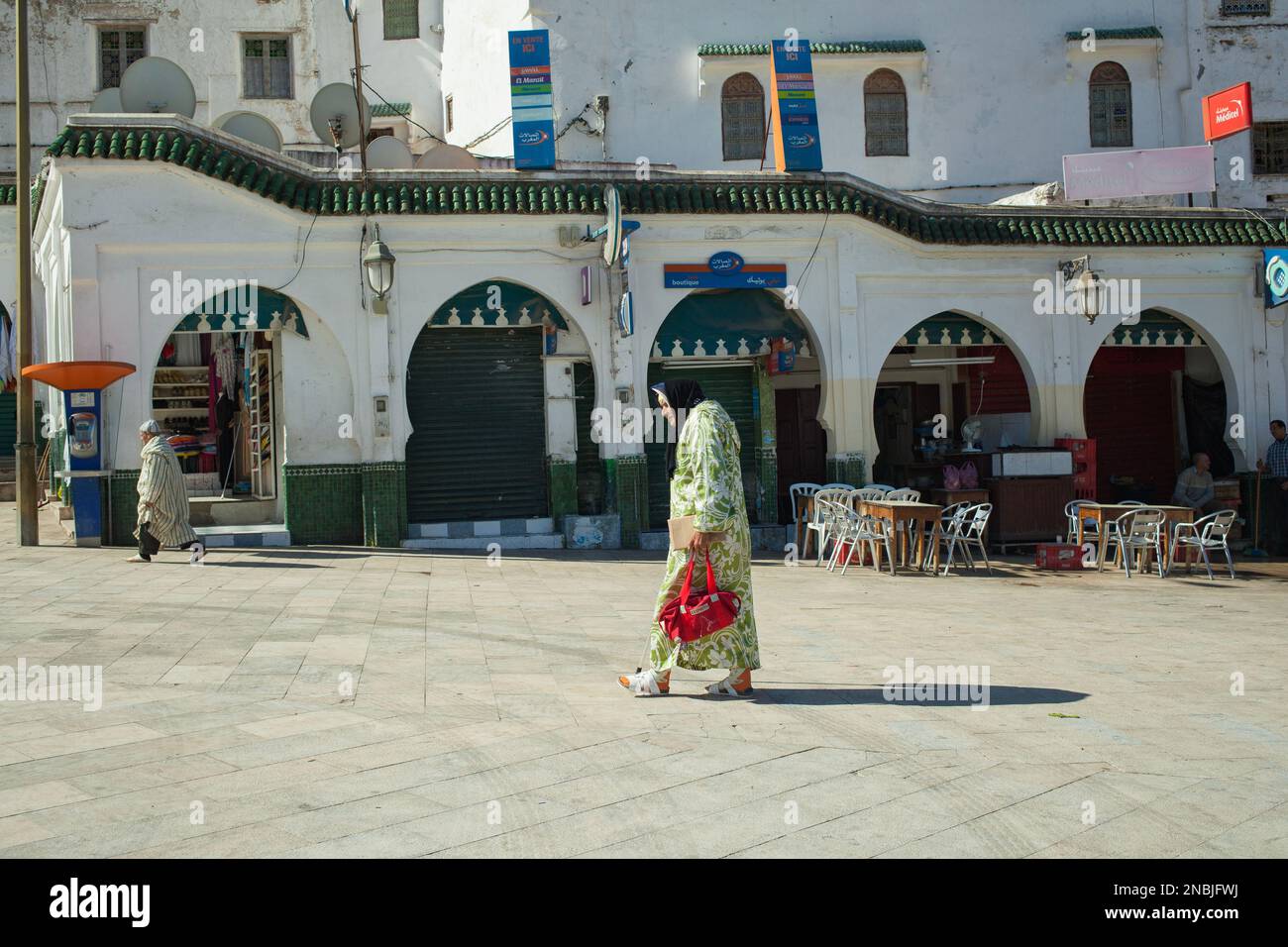 Des personnes non identifiées marchant dans la rue de Moulay Idriss par une journée ensoleillée. Moulay Idriss Zerhoun, Maroc Banque D'Images