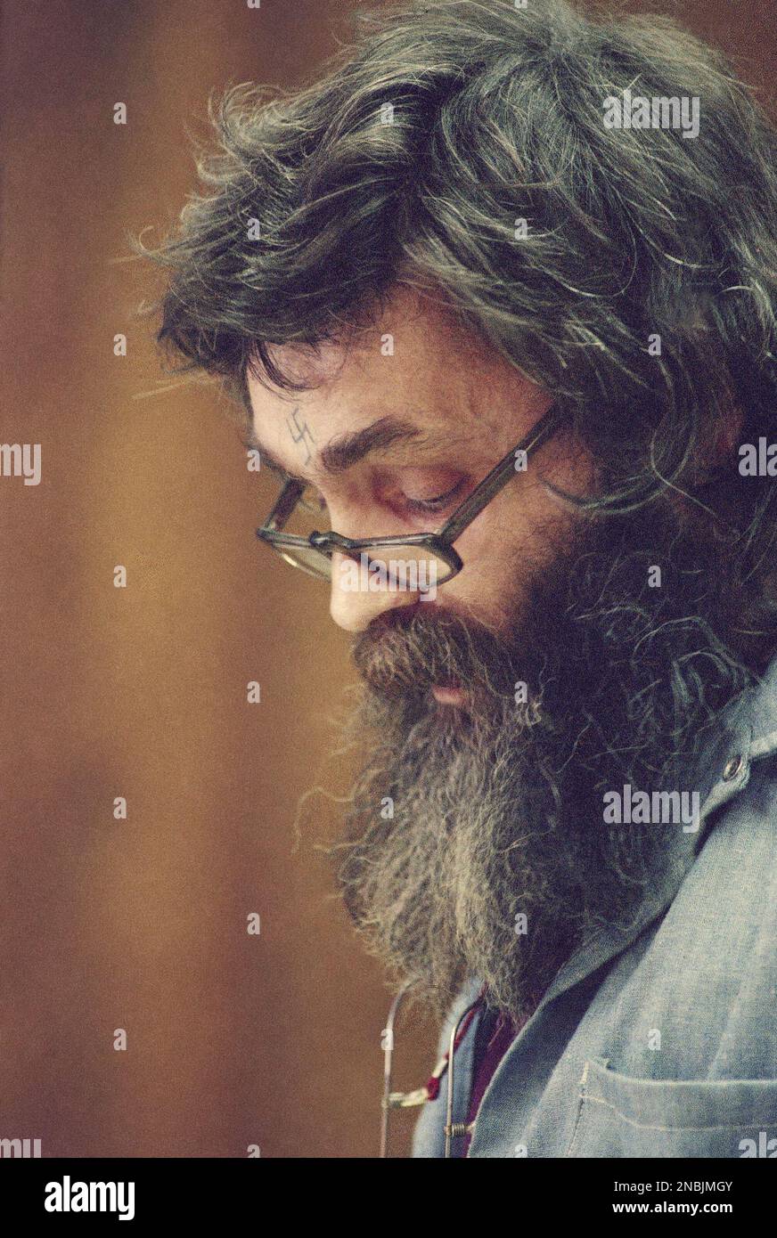 Convicted killer Charles Manson at his parole hearing at San Quentin, California in 1985. (AP Photo/Eric Risberg) Banque D'Images