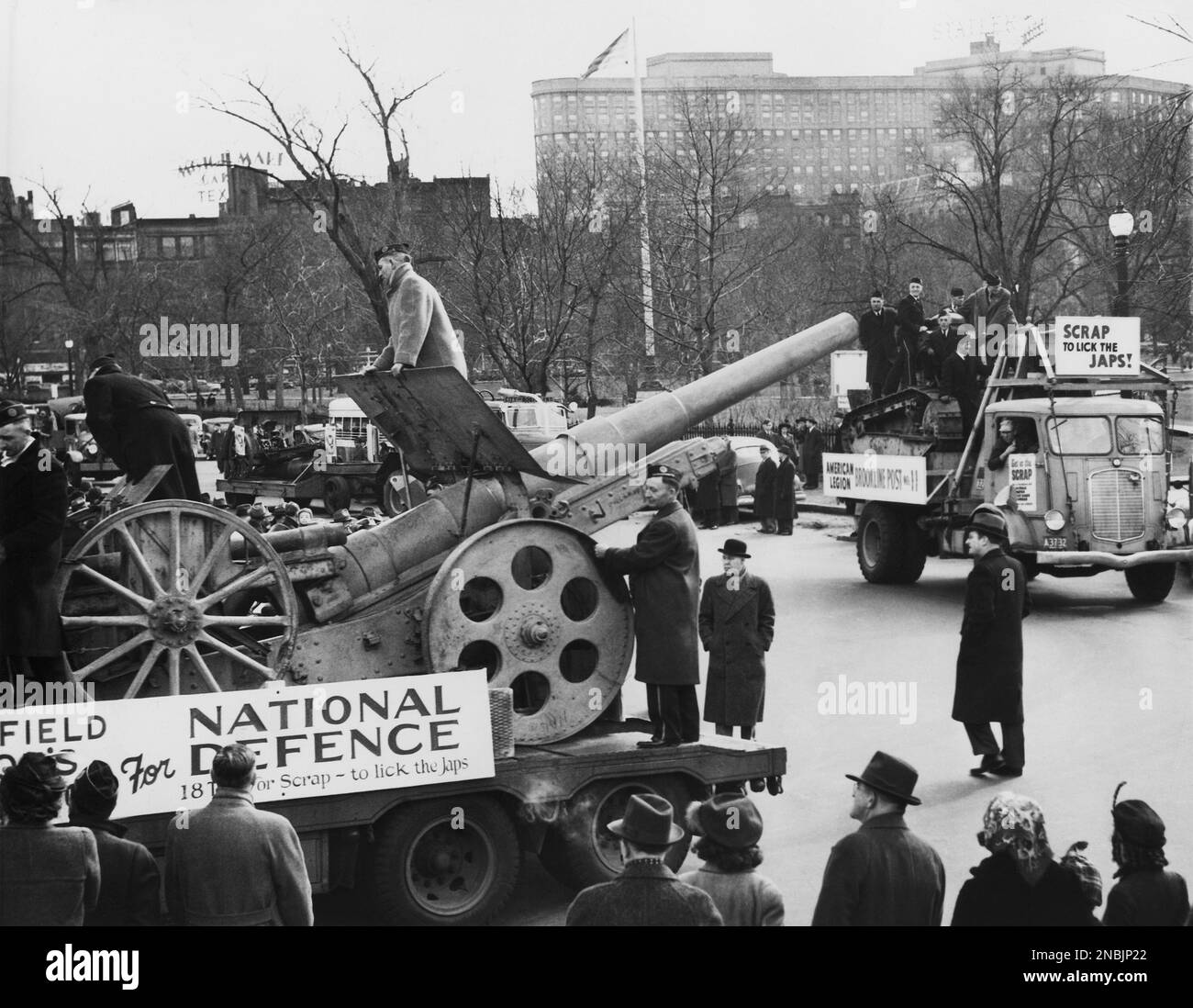 Civil and World War cannon -- peace time memorials of many Massachusetts public squares -- were sold at auction at Boston on March 22, 1942 on the common as scrap metal to aid an American victory in a new war. Of the half-hundred pieces donated by American Legion units, the German 155mm howitzer at left and the light tank on truck at right, during parade, were the heaviest. (AP Photo/J. Walter Green) Banque D'Images