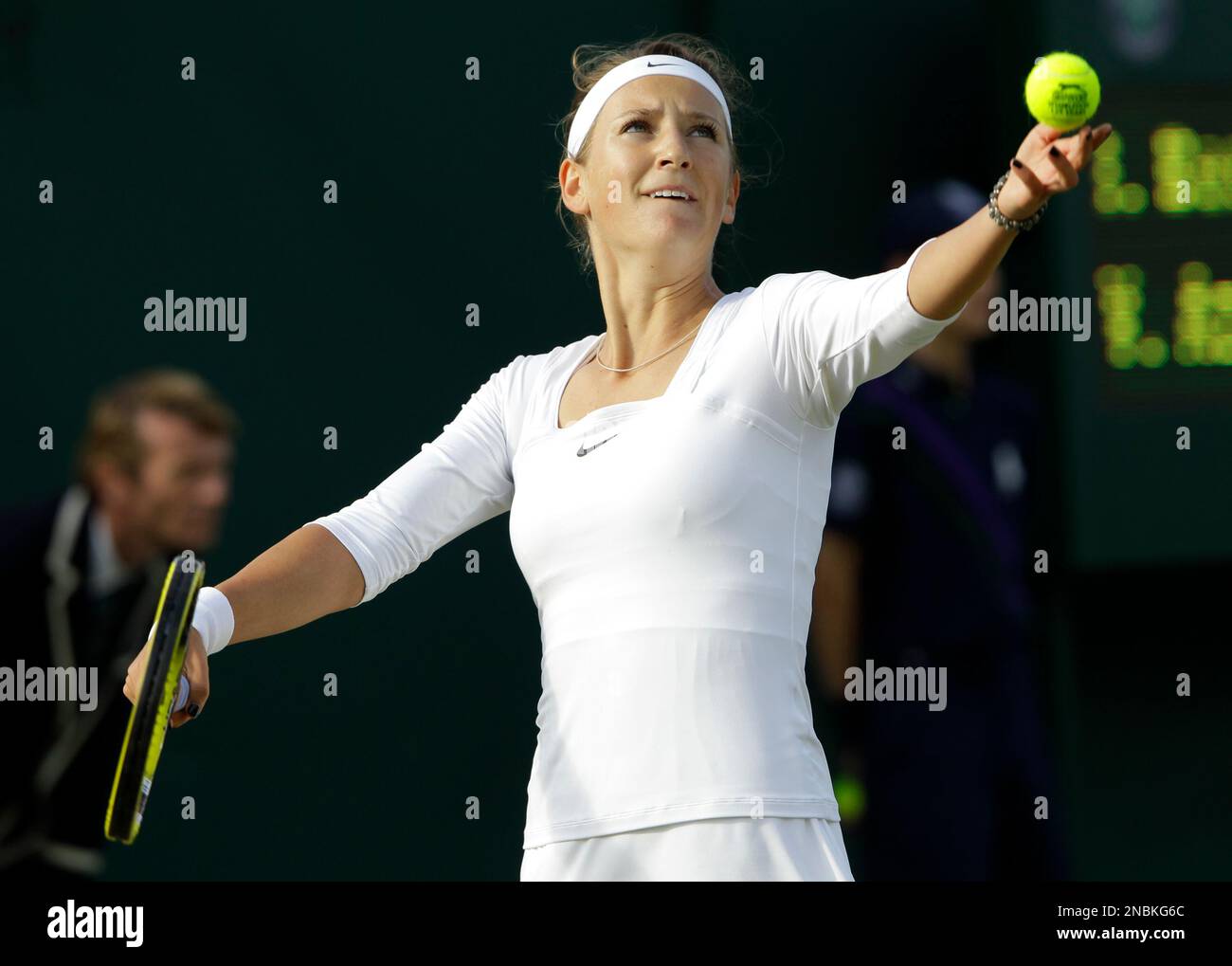 Victoria Azarenka of Belarus prepares to serve during the match against Iveta Benesova of the Czech Republic at the All England Lawn Tennis Championships at Wimbledon, Wednesday, June 22, 2011. (AP Photo/Sang Tan) Banque D'Images