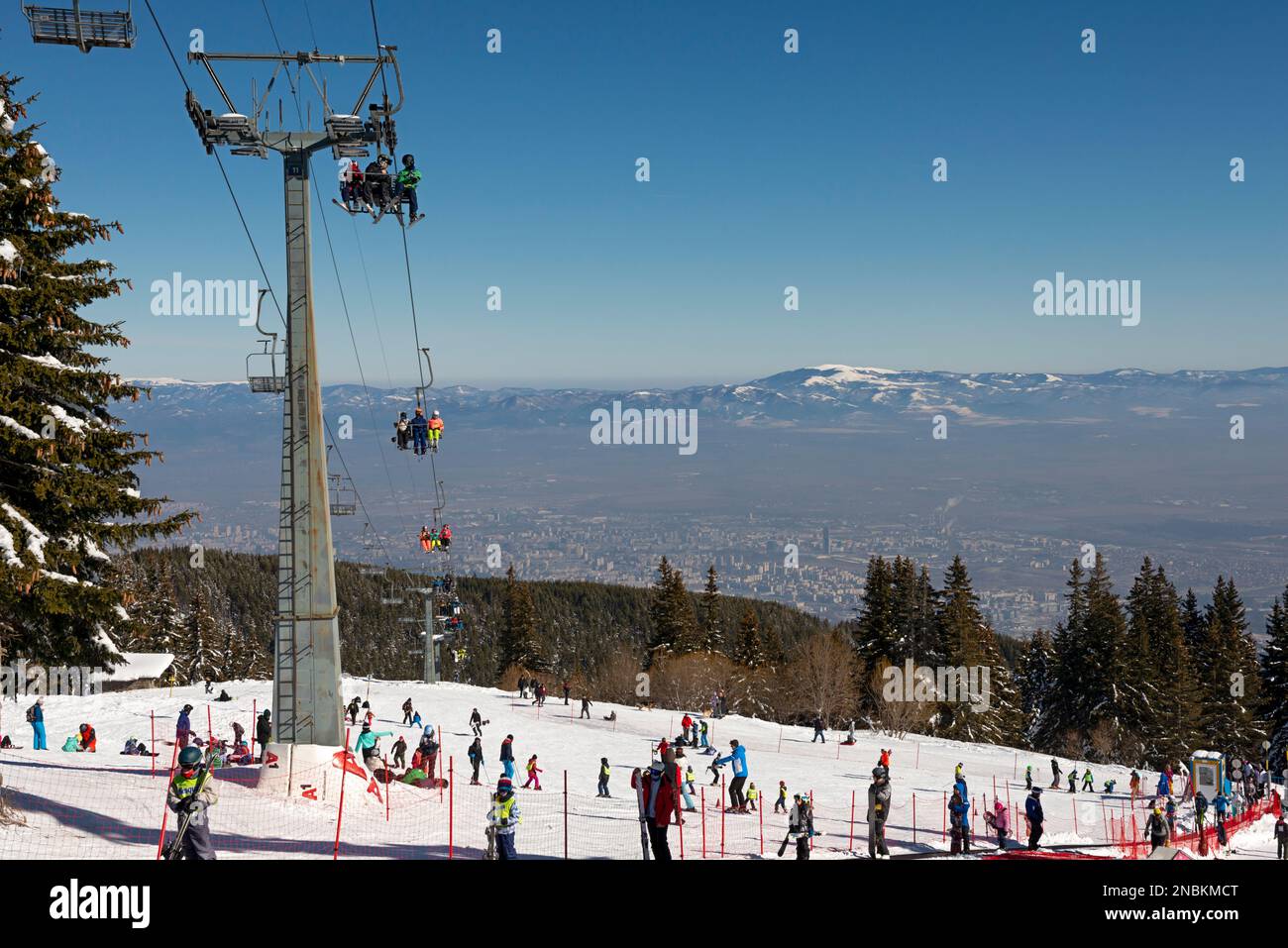 Personnes profitant de la journée ensoleillée d'hiver dans la montagne Vitosha au-dessus de Sofia, Bulgarie, Europe de l'est, Balkans, UE Banque D'Images