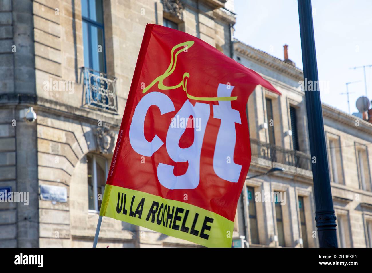 Bordeaux , Aquitaine France - 12 02 2023 : CGT la rochelle texte drapeau signe et logo de marque de la Confédération générale du travail syndicat national cent Banque D'Images