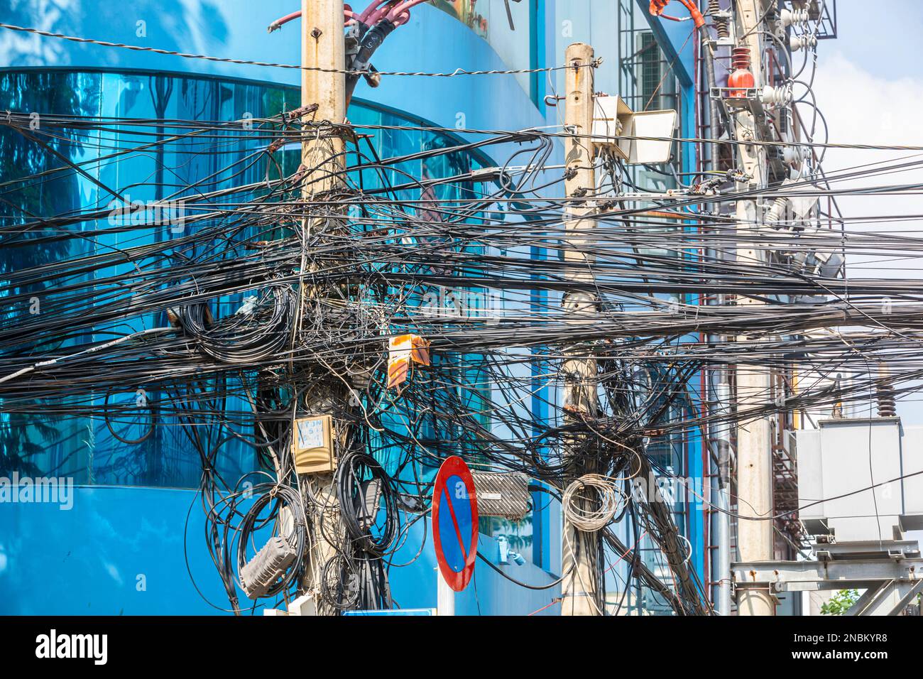 Un enchevêtrement de fils de services publics à Ho Chi Minh ville, Vietnam. Banque D'Images