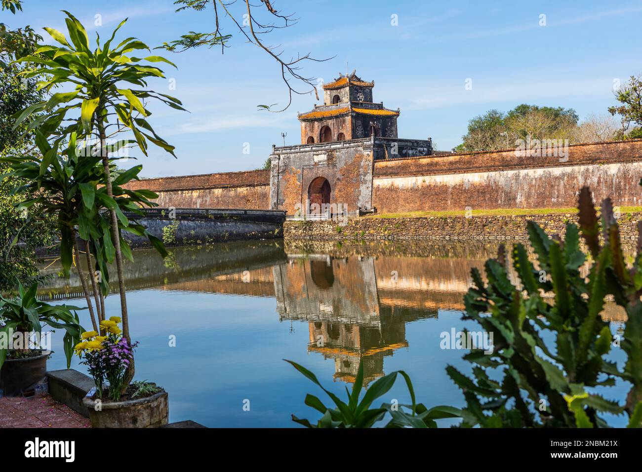 Une porte d'accès au Palais impérial, Hue, Vietnam. Banque D'Images