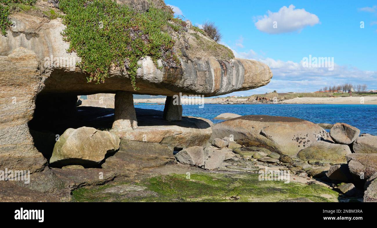 Grotte sur la rive de la mer, côte Atlantique, Sanxenxo, Rias Baixas, Galice, Espagne Banque D'Images