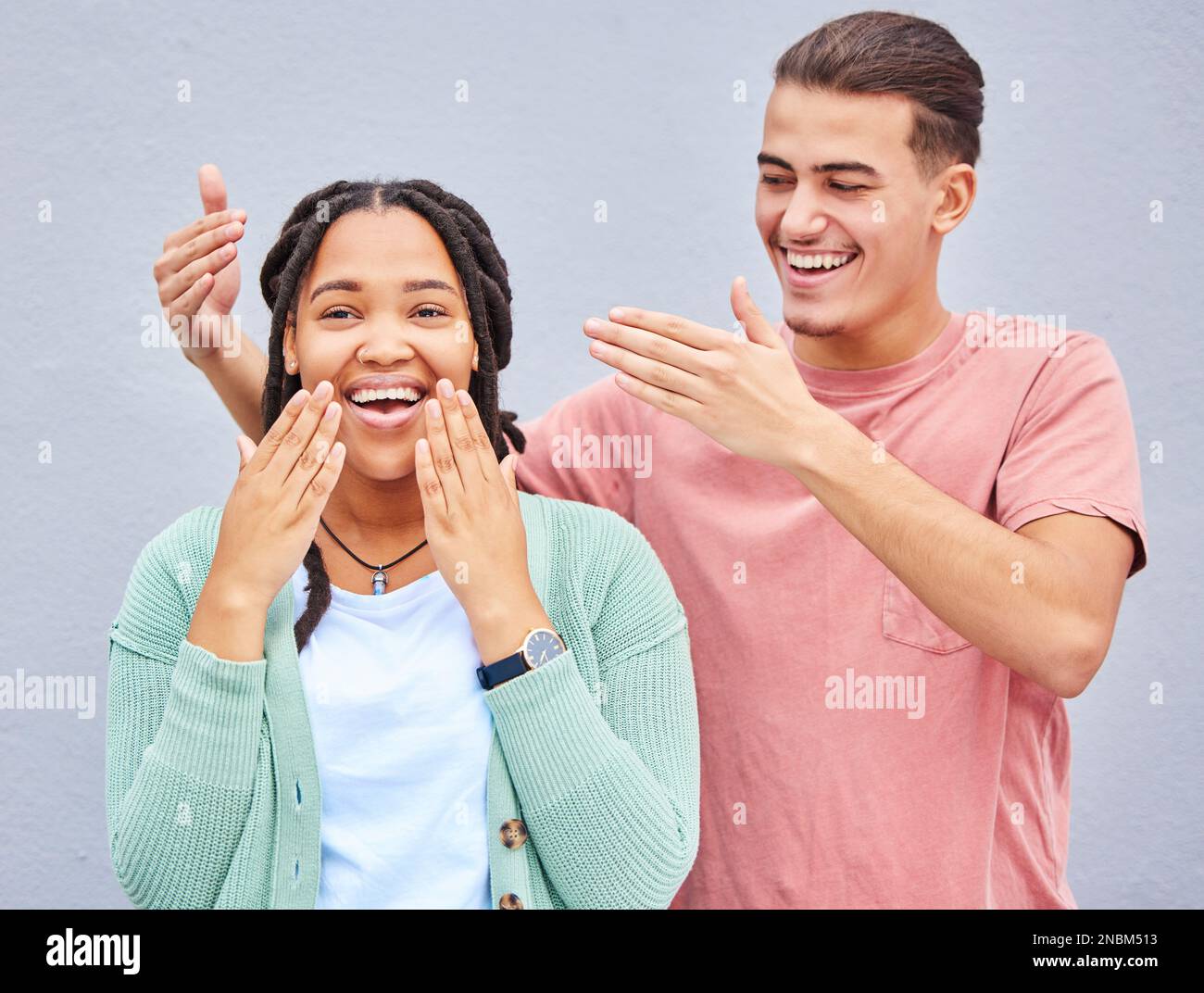 Wow, surprise ou amour et un couple sur un fond gris en plein air avec un homme couvrant les yeux de sa petite amie. Diversité, mains ou rencontres avec un Banque D'Images