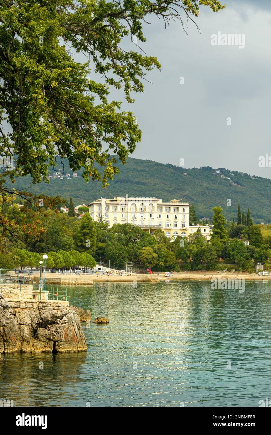 LOVRAN, CROATIE - 7 septembre 2022: Mer Adriatique et côte du golfe de Kvarner avec ville de Lovran architecture distinctive, destination de voyage célèbre i Banque D'Images