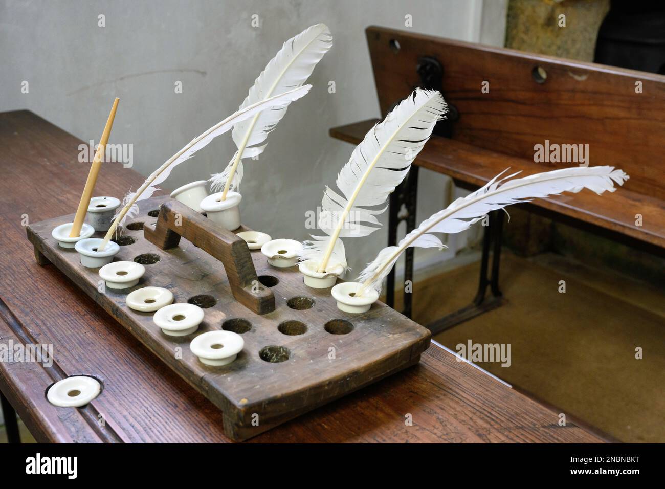 Quills et Inkpots à l'église Huccaby de Saint Raphaël. Non seulement un lieu de culte mais aussi une petite école de chapelle. Banque D'Images