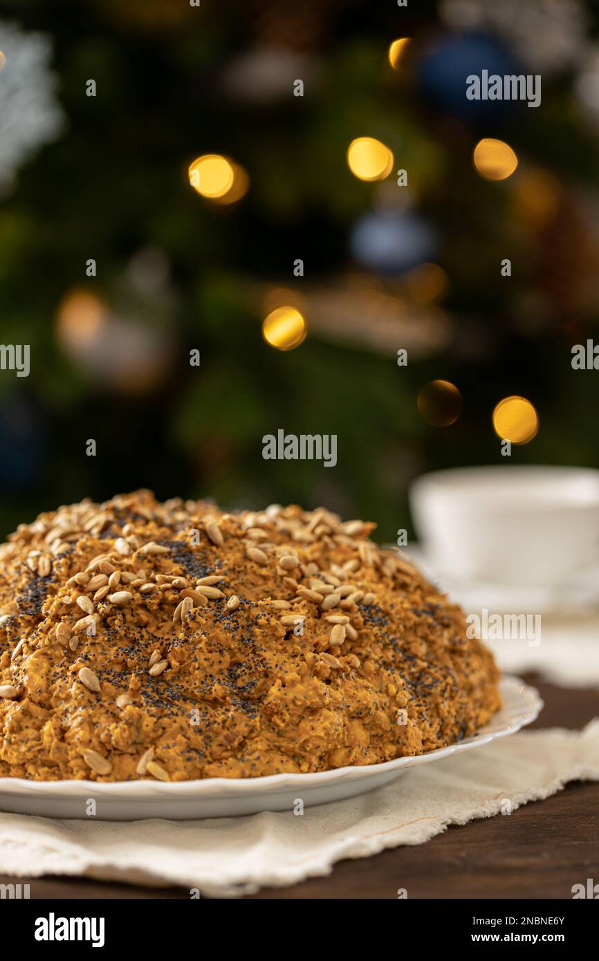 gâteau de colline ant décoré de graines de pavot sur une assiette blanche. le concept d'une fête de thé festive. Banque D'Images