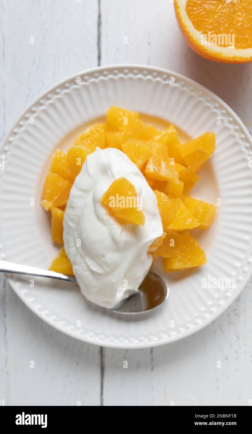 Dessert aux fruits ou en-cas aux oranges hachées et au puits de ciel islandic. Banque D'Images