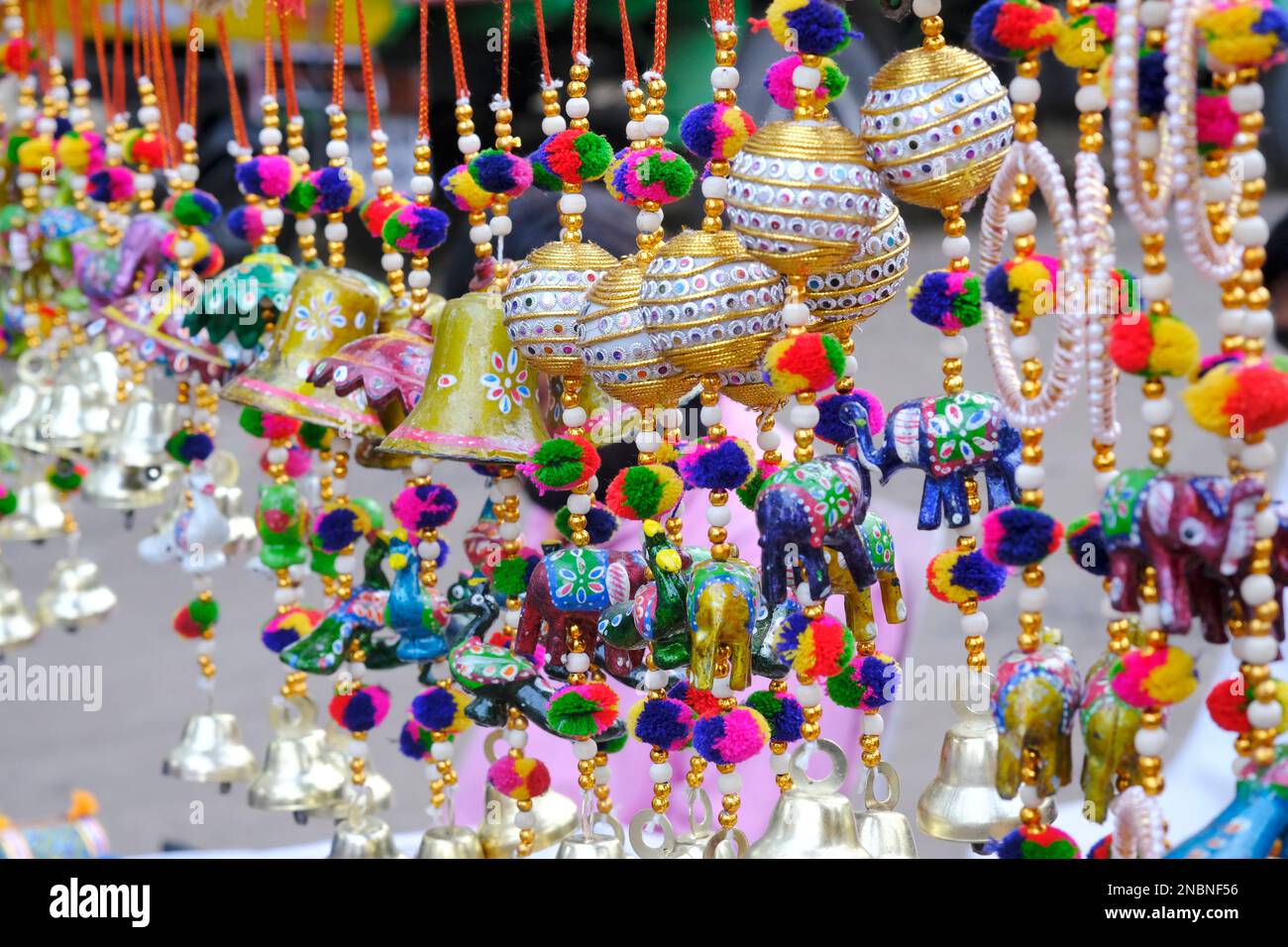 Pune, Inde, articles d'artisanat avec foyer sélectif, textile et bois et argile avec design traditionnel à vendre sur le marché indien. Banque D'Images
