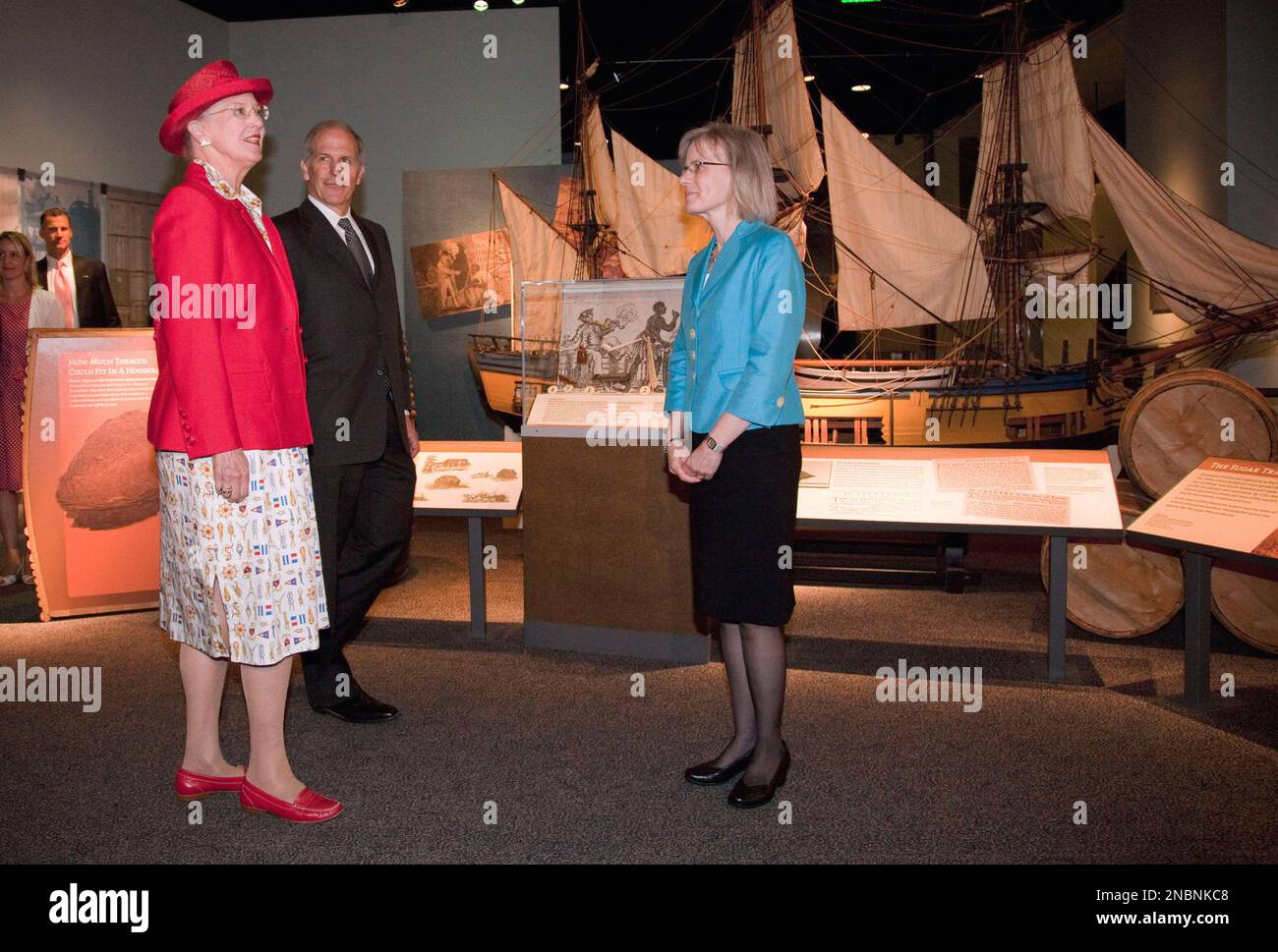 Danish Queen Margrethe looks at the "On the Water: Stories from Maritime America" with curator Paula Johnson, right, and National Museum of American History Director Brent Glass, during a tour of the museum in Washington, Tuesday, June 7, 2011. (AP Photo/Evan Vucci) Banque D'Images