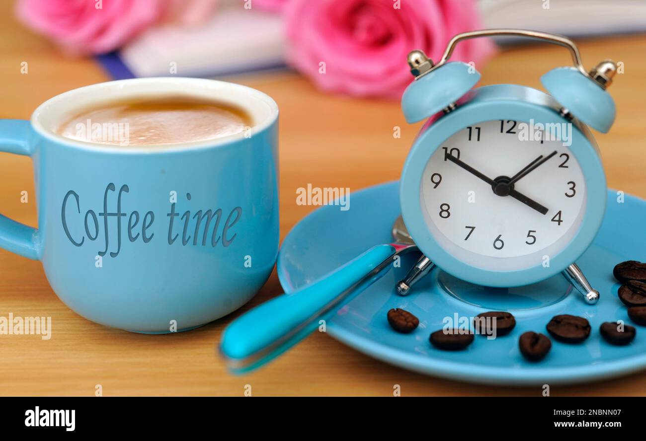 réveil et tasse de café, concept temps pour le café Banque D'Images