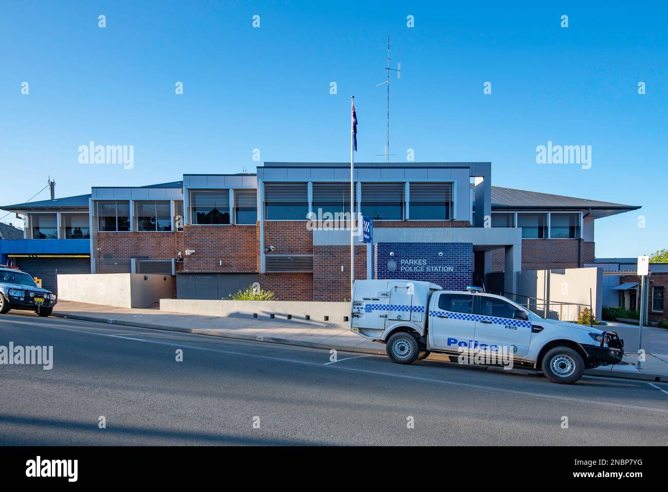 Un wagon de police de la Nouvelle-Galles du Sud stationné à l'extérieur du poste de police local de Parkes, dans l'ouest de la Nouvelle-Galles du Sud, en Australie Banque D'Images