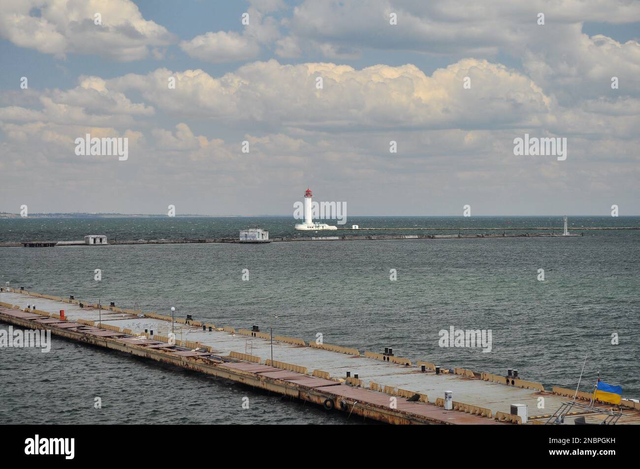Phare blanc dans la mer Noire, port d'Odessa. Banque D'Images