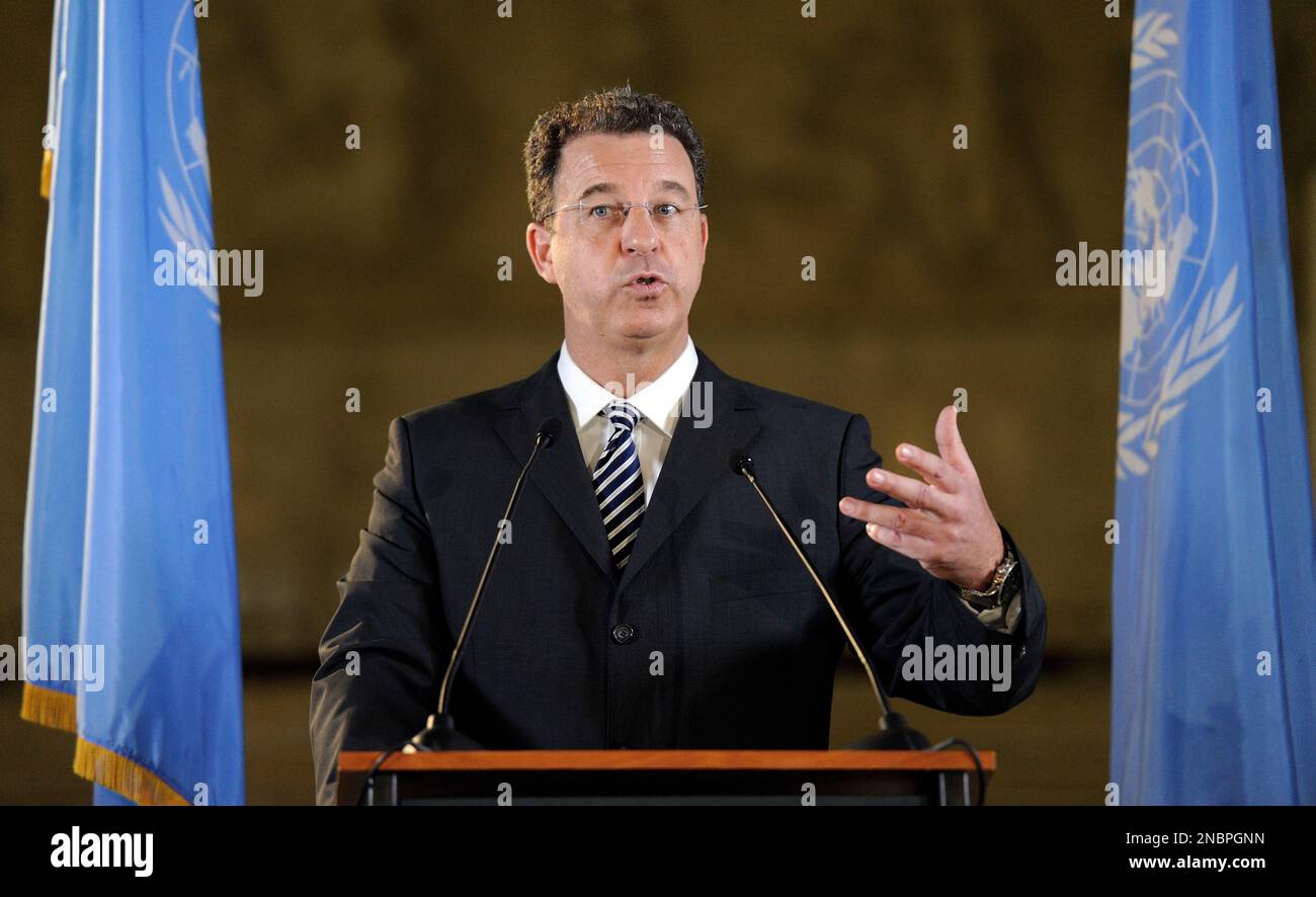 UN Prosecutor Serge Brammertz talks to the media at the Yugoslav war crimes tribunal (ICTY) at The Hague, Netherlands, Wednesday, June 1, 2011. Prosecutors allege Radtko Mladic was a key architect of Bosnian Serb atrocities throughout the 1992-95 Bosnian war, including the 1995 killings of 8,000 Muslim men and boys in Srebrenica, Europe's worst massacre since World War II, and the deadly campaign of shelling that terrorized Sarajevo for nearly four years. (AP Photo/Martin Meissner) Banque D'Images