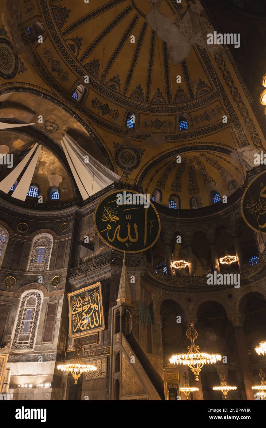 Fond vertical islamique. Calligraphie du nom d'Allah dans la mosquée Sainte-Sophie ou Ayasofya. Istanbul Turkiye - 1.20.2023 Banque D'Images