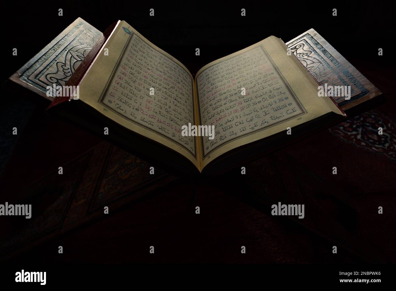 Photo de fond islamique. Le Saint Coran ou Kuran-i Kerim en foyer. Ramadan ou kandil ou laylat al-qadr concept. Istanbul Turkiye - 1.18.2023 Banque D'Images