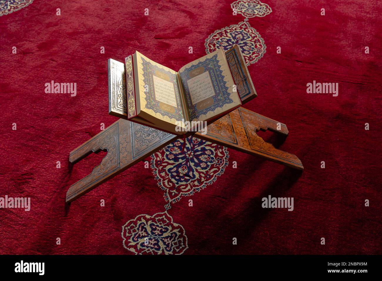 Photo de concept islamique ou ramadan. Saint Coran sur le pupitre dans la vue de dessus. Concept kandil ou lalat al-qadr. Istanbul Turkiye - 1.18.2023 Banque D'Images