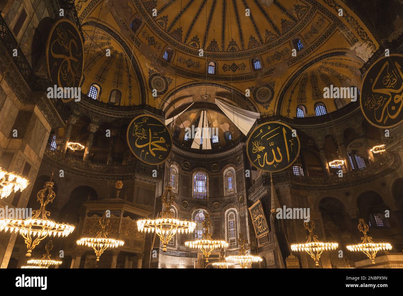 Photo de concept islamique ou ramadan. Intérieur de la mosquée Sainte-Sophie à Istanbul. Concept kandil ou lalat al-qadr. Istanbul Turkiye - 1.20.2023 Banque D'Images