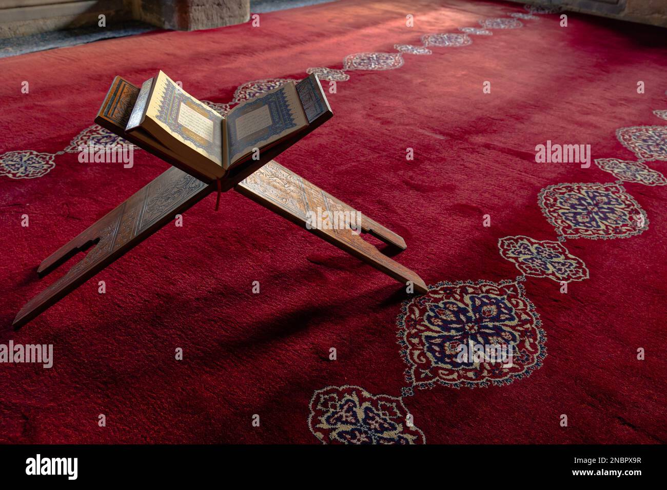 Photo islamique. Le Saint Coran ou Kuran-i Kerim sur le pupitre dans une mosquée. Ramadan ou kandil ou laylat al-qadr concept. Istanbul Turkiye - 1.18.2023 Banque D'Images