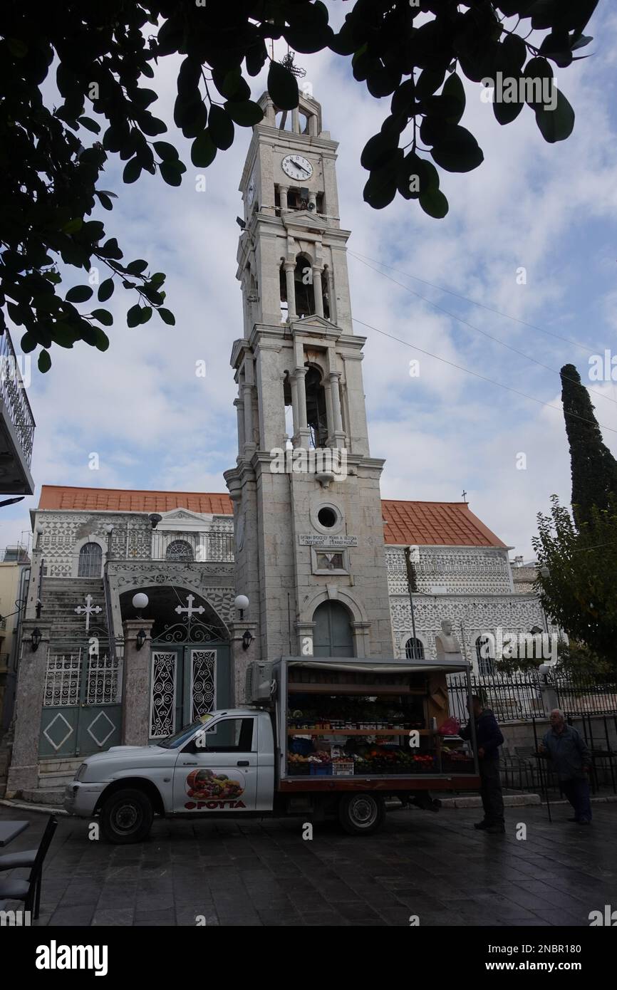 Homme vendant des légumes de sa camionnette en face d'une église à Pyrgi, le village peint, célèbre comme un ancien village de mastic Banque D'Images