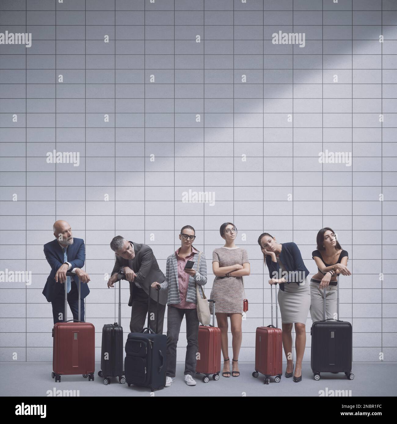 Groupe de voyageurs fatigués ennuyés debout et attendant avec des sacs de trolley, voyage et les retards concept Banque D'Images