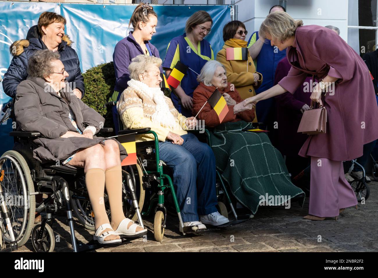 Gand, Belgique, 14 février 2023. La reine Mathilde de Belgique photographiée avec quelques fans belges dehors après une visite au Sint-LievensCollege de Gand dans le cadre de la semaine flamande contre l'intimidation, Comprenant une explication sur la politique anti-intimidation de l'école et la participation à diverses activités qui sensibilisent les élèves à ce problème, mardi 14 février 2023. BELGA PHOTO DAVID PINTENS Banque D'Images