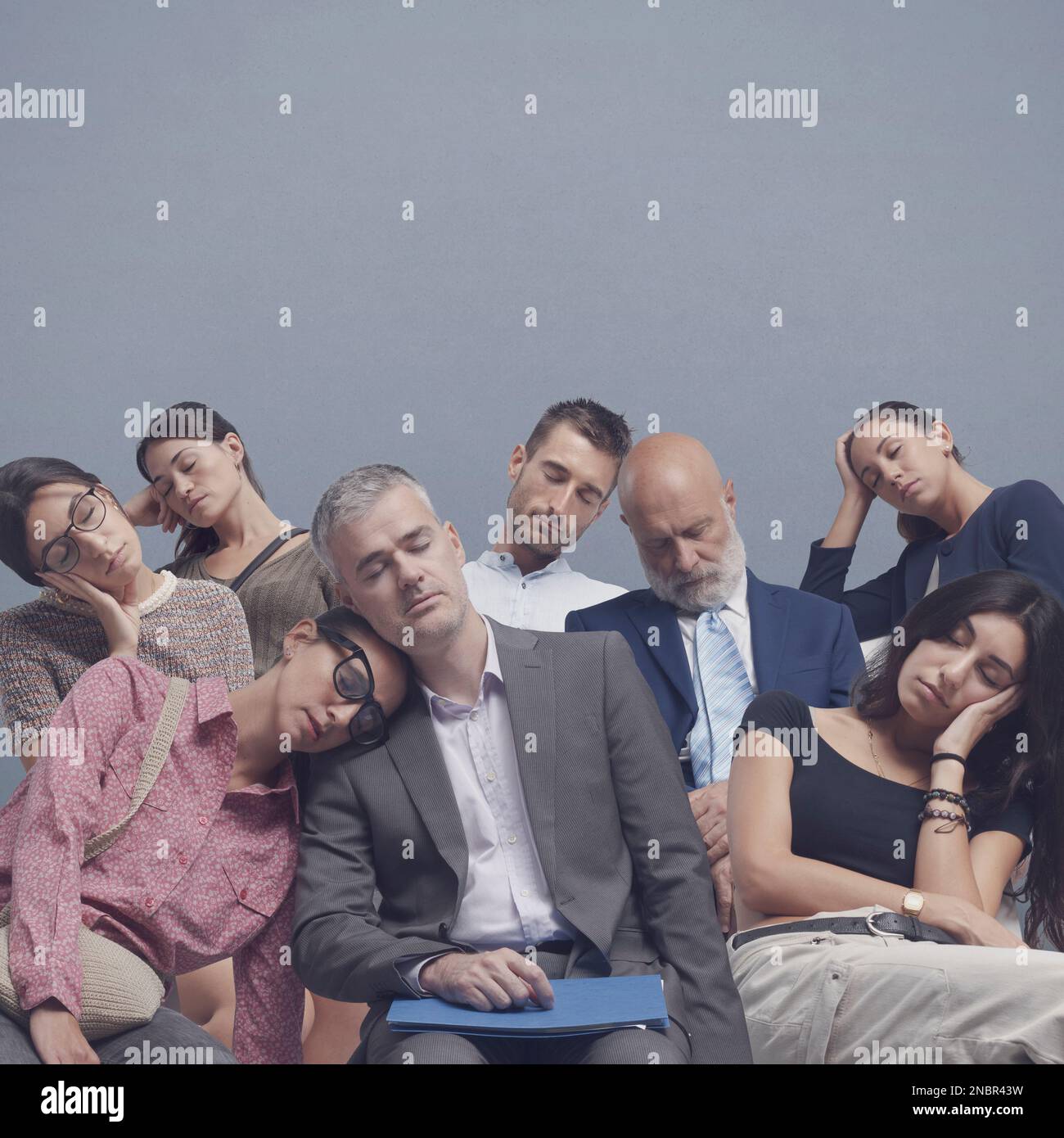 Groupe de personnes fatiguées diverses assis sur des chaises et s'endormant après avoir attendu des heures, public ennuyé et longue attente concept, espace de copie vierge Banque D'Images